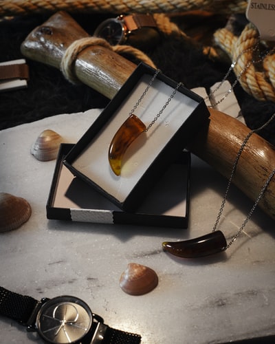 棕色木质擀面杖在白色和棕色的书
